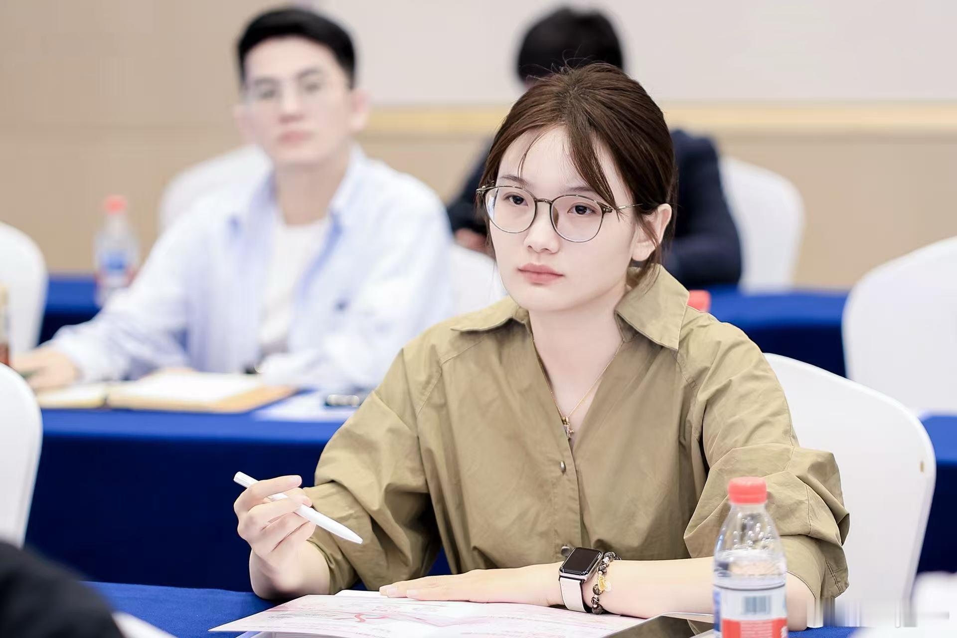 如果你亲眼看到我上班的样子 你就会发现我并没有想象中的那么娇气 也可以受很多窝囊