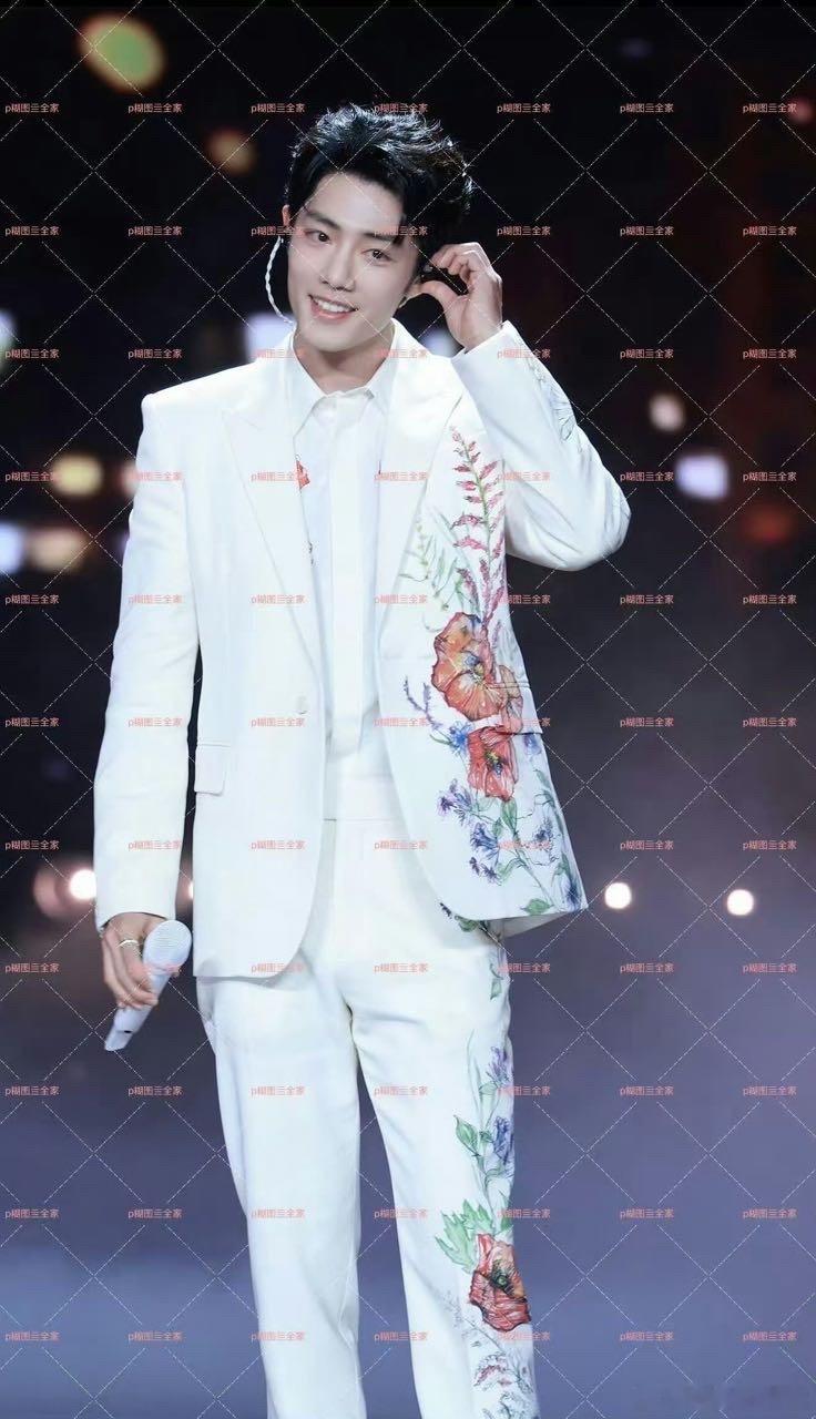 肖战北京春晚路透，这造型完全白马王子，生图不带怕的 