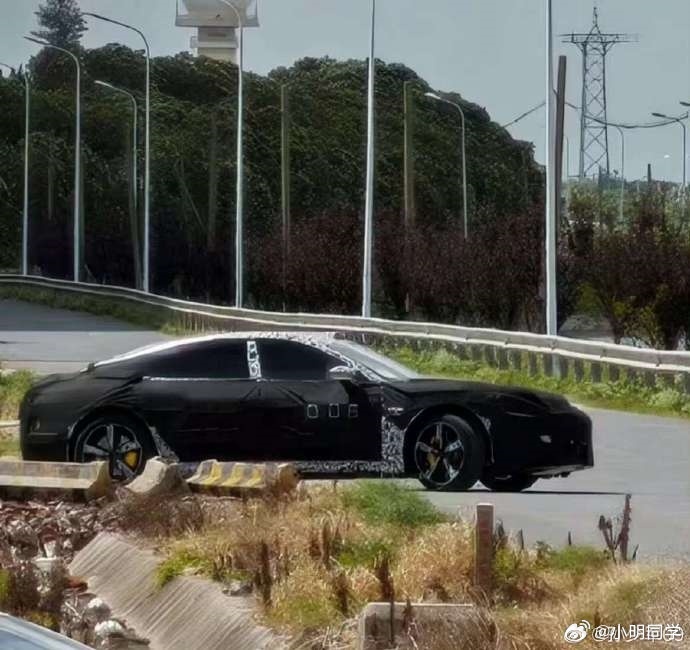 最近不少网友在路上拍到了疑似小米SU7 L的伪装车，从网友拍摄的图片看，新车比S