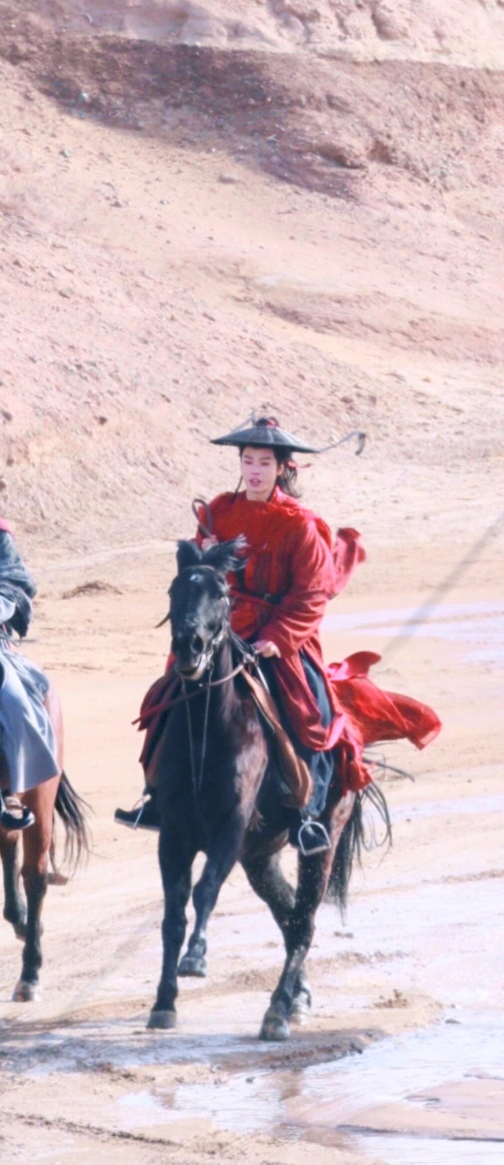 龚俊陆小凤红衣骑马红衣骑马真的很适合他，自带一种潇洒不羁的少侠气质。龚俊凤舞九天