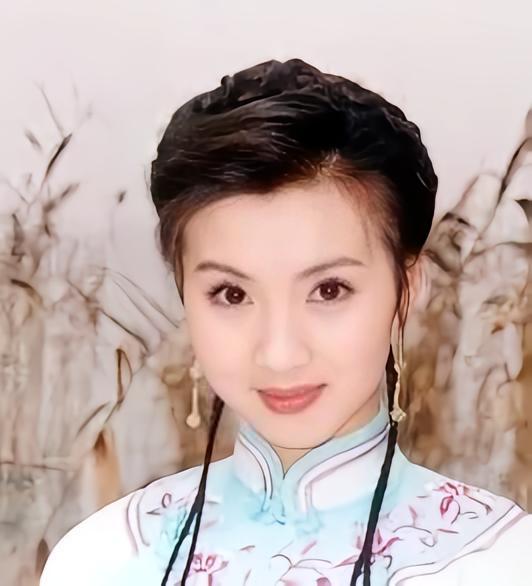 万人迷，迷人呢。知进知退，现在在家相夫教子，大学当老师呢！