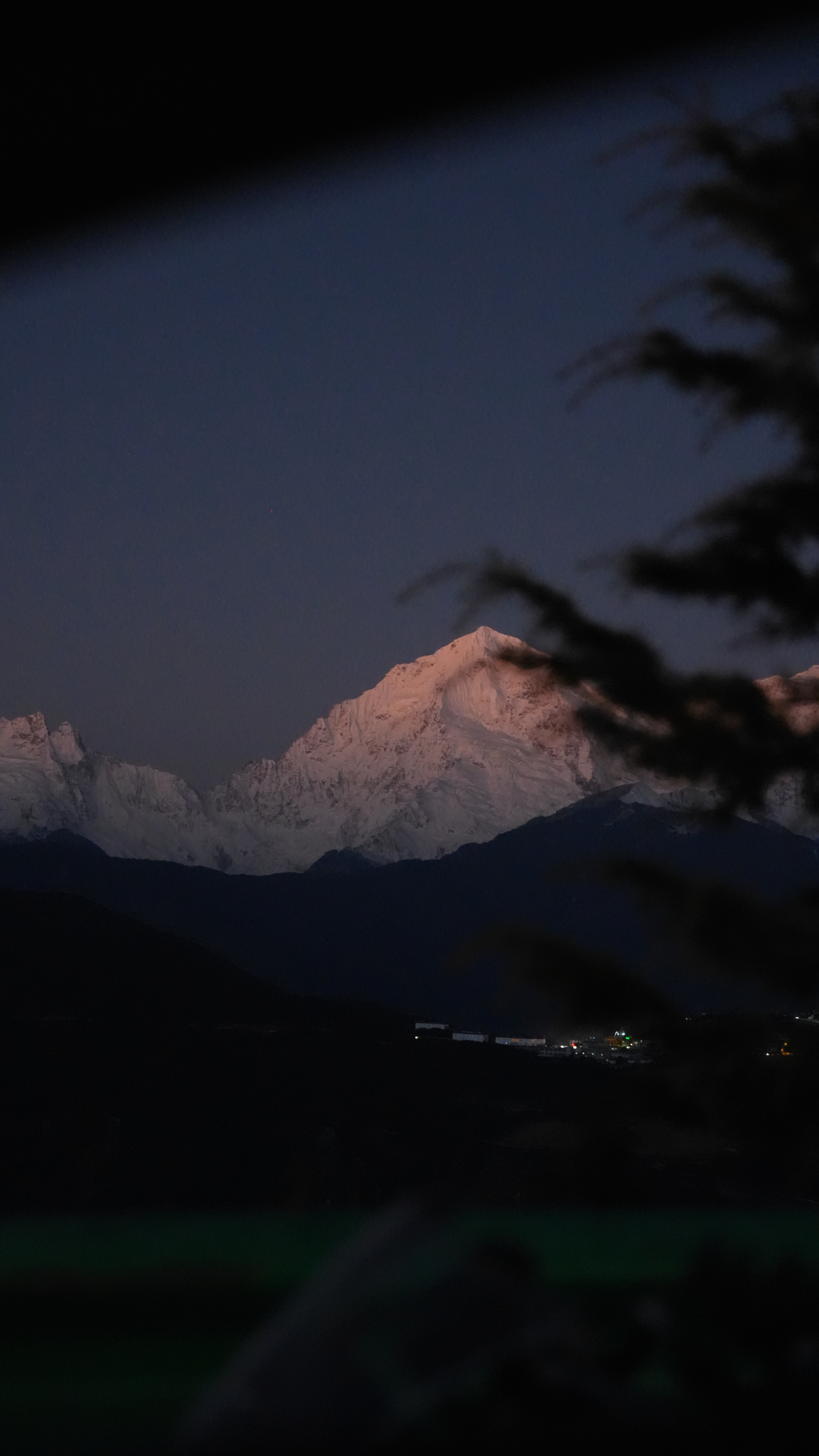 看了下梅里雪山的直播，图1-3，主播一直在安慰大家，兴许到点就可以见到日照金山了