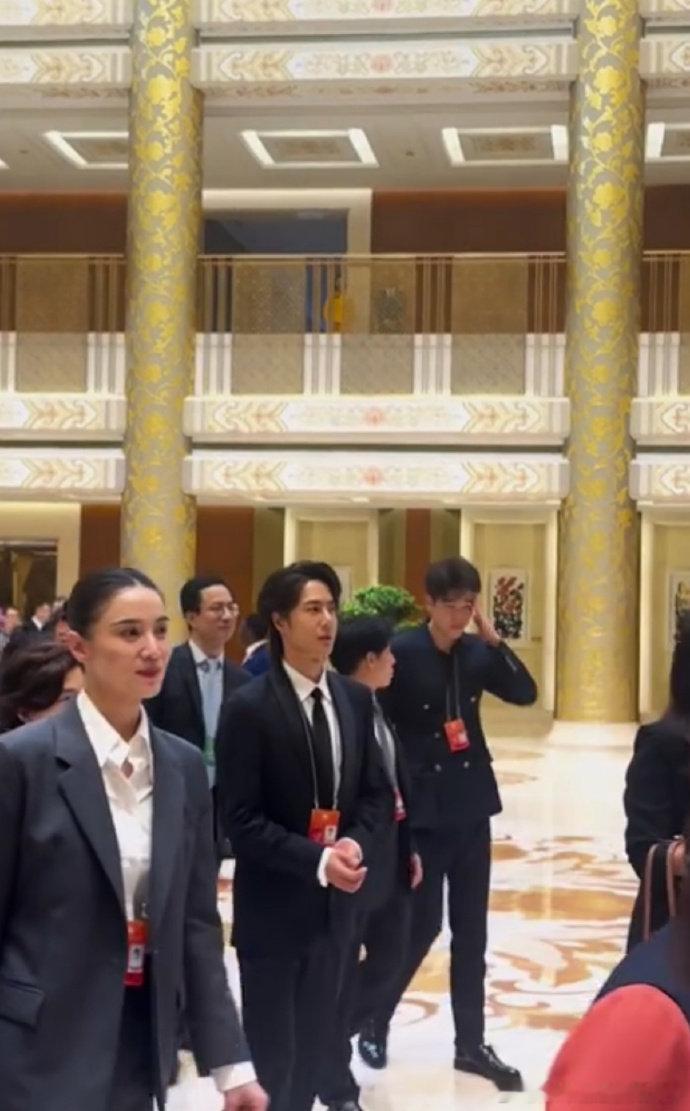 潘展乐王一博破次元同框 王一博与潘展乐同台亮相全球文明对话会议，一个是荧幕硬汉，
