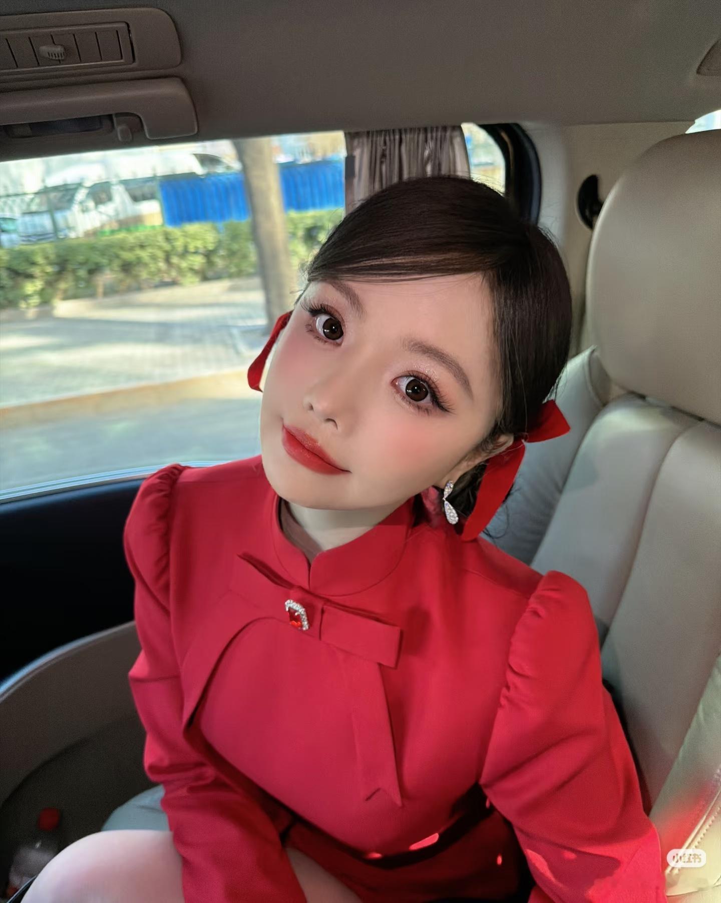 安崎二公小考Dance组第一安崎在《乘风2026》二公小考中以舞台《恋我癖》获得