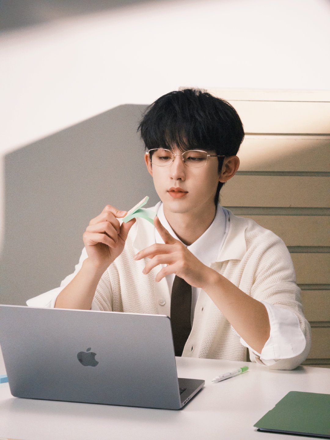 郭俊辰青春男大风 被郭俊辰帅晕了！眼镜一戴是儒雅学霸，摘下又超有魅力，青春男大氛