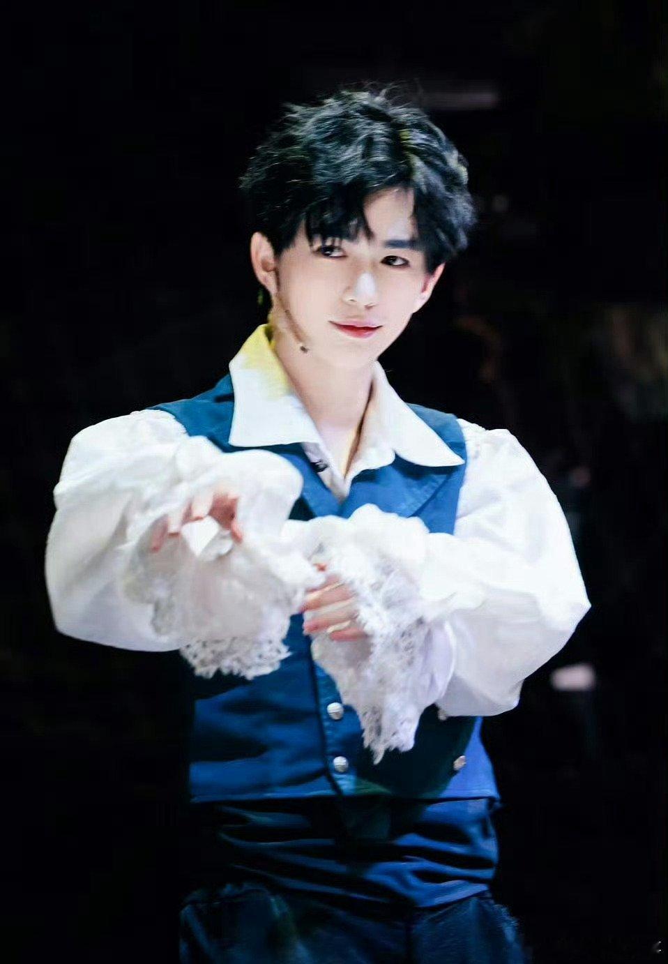 音乐剧上新男大了 声鸣远扬 舞台上，魏忠杰的《她真漂亮》超迷人。天然少年感，似春