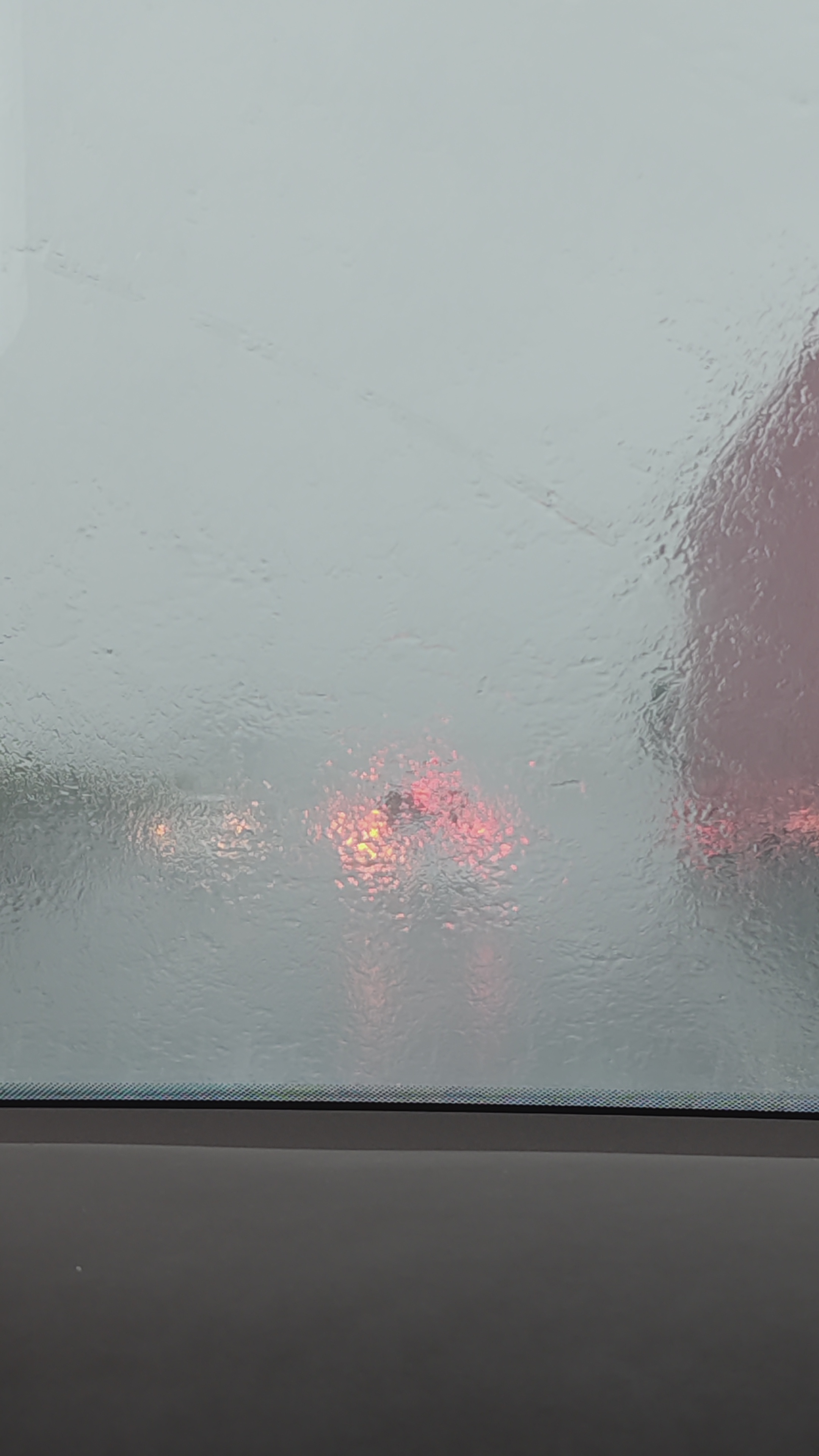 今天回工作室，高速又遇到大暴雨了[允悲]，能见度极低[允悲]还好有智驾，让小艺自