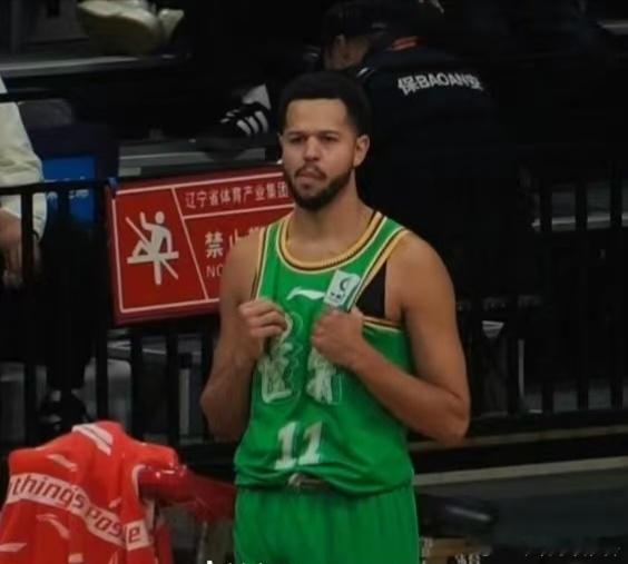 赵继伟 想找地缝钻进去昨天赛前，快手直播间三位解说猜辽篮能进多少个三分，最少猜7