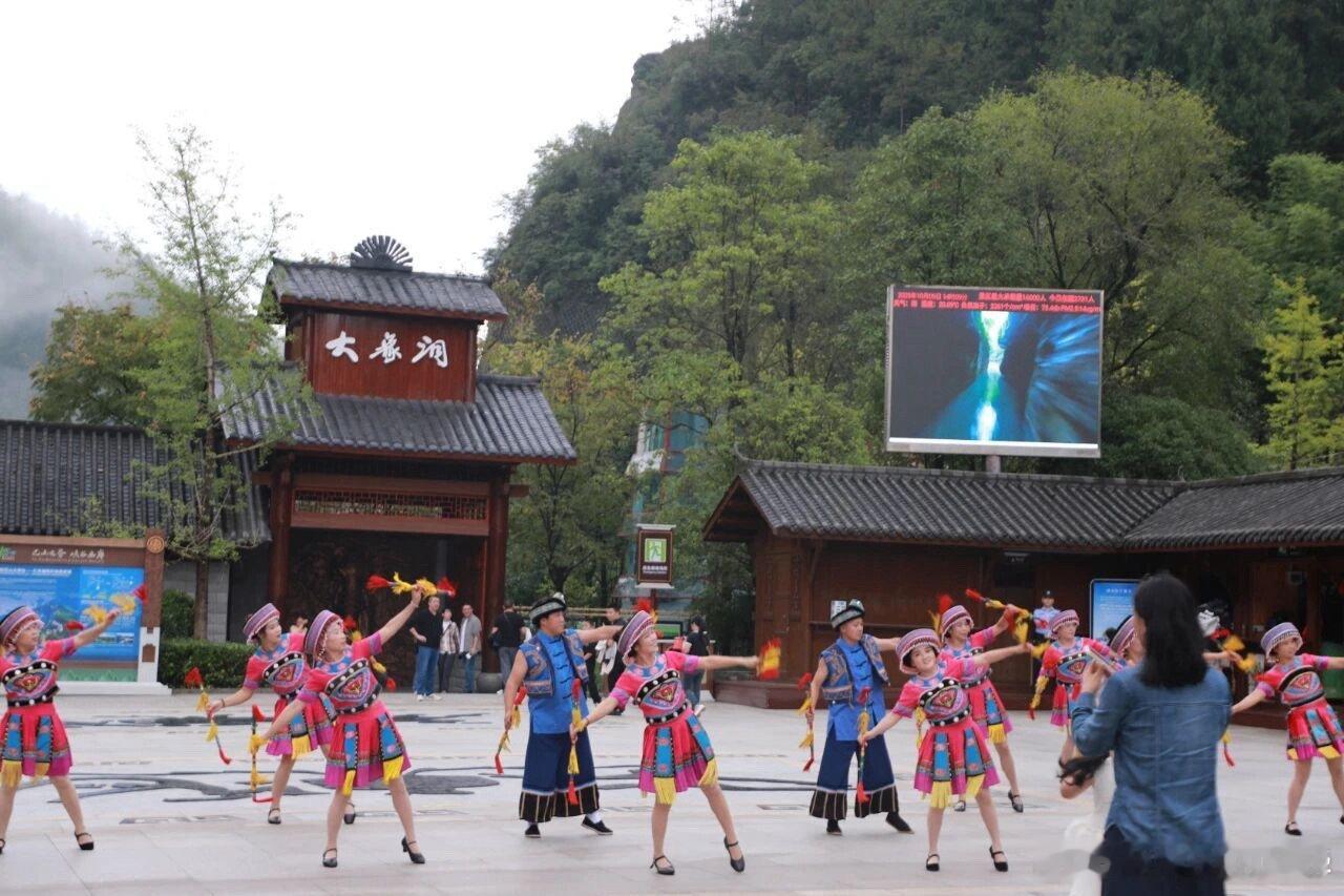 我在巴山大峡谷被暖到了 国庆去巴山大峡谷被暖到了！董事长亲自下场服务，发雨衣留电