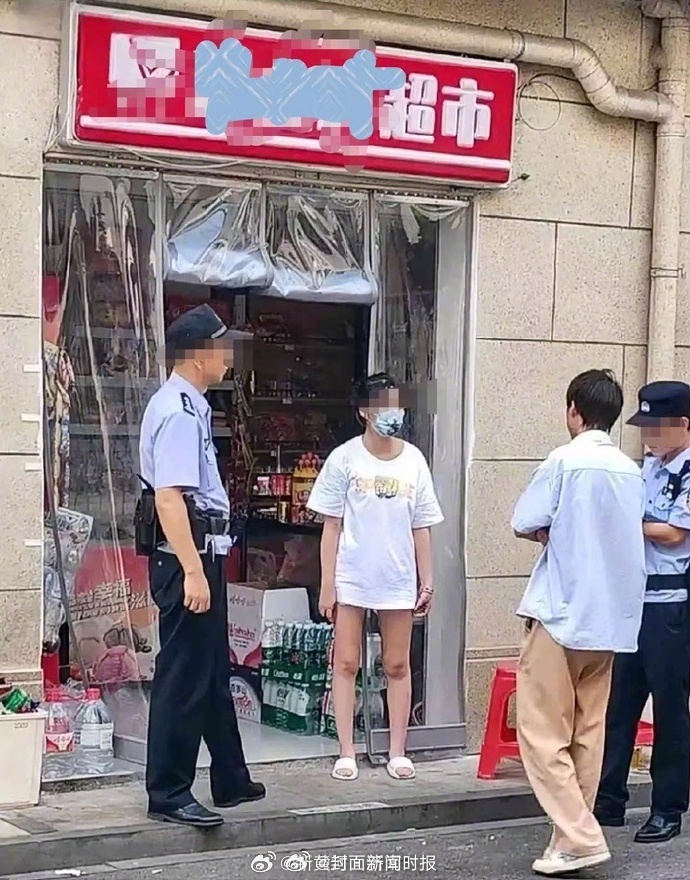 【#杭州穿着惹争议老板娘超市已停业#】近日，杭州一家超市因老板娘穿着清凉引发网络