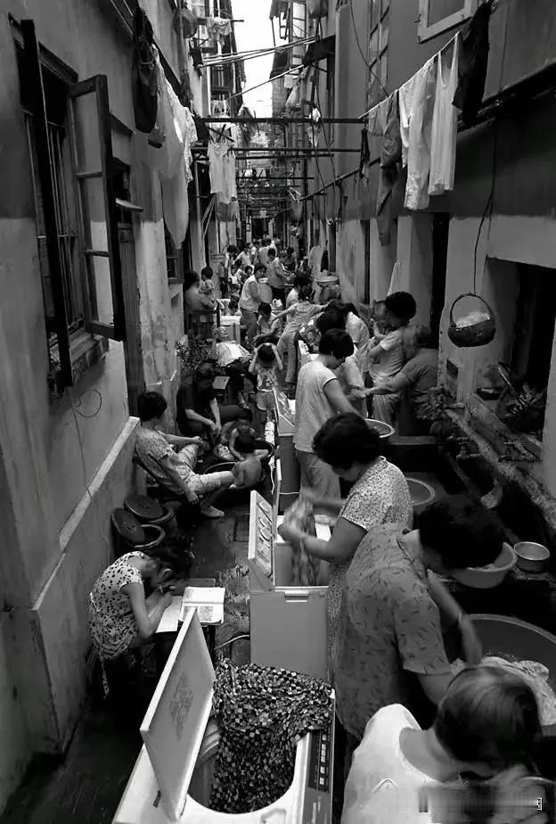 #底层人最大的陷阱是什么?#

所谓的“底层”，通常指的是在社会经济阶梯上处于较