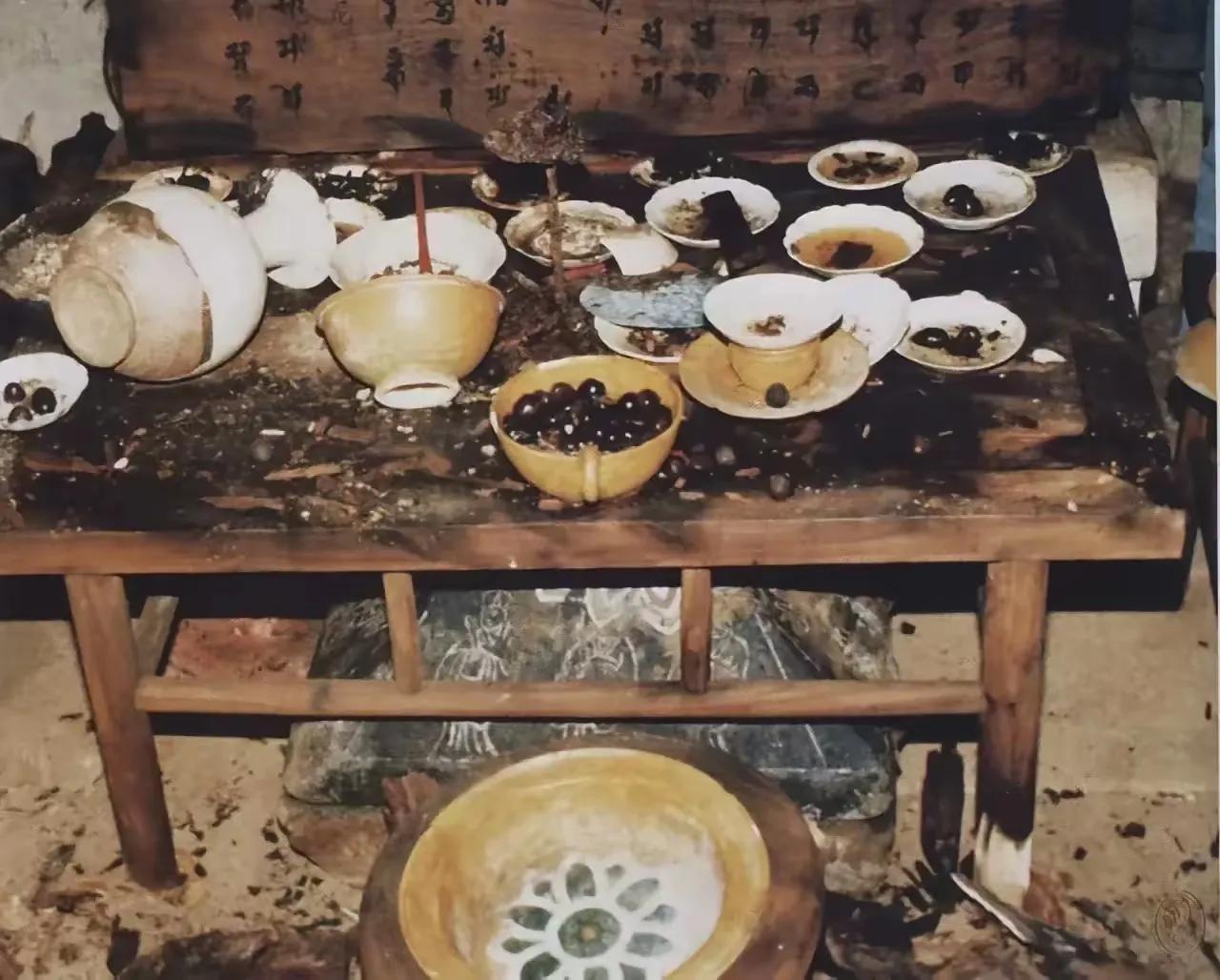 1993年盛夏，河北张家口下八里村，村民王老汉正在自家玉米地里锄草。日头毒辣，汗