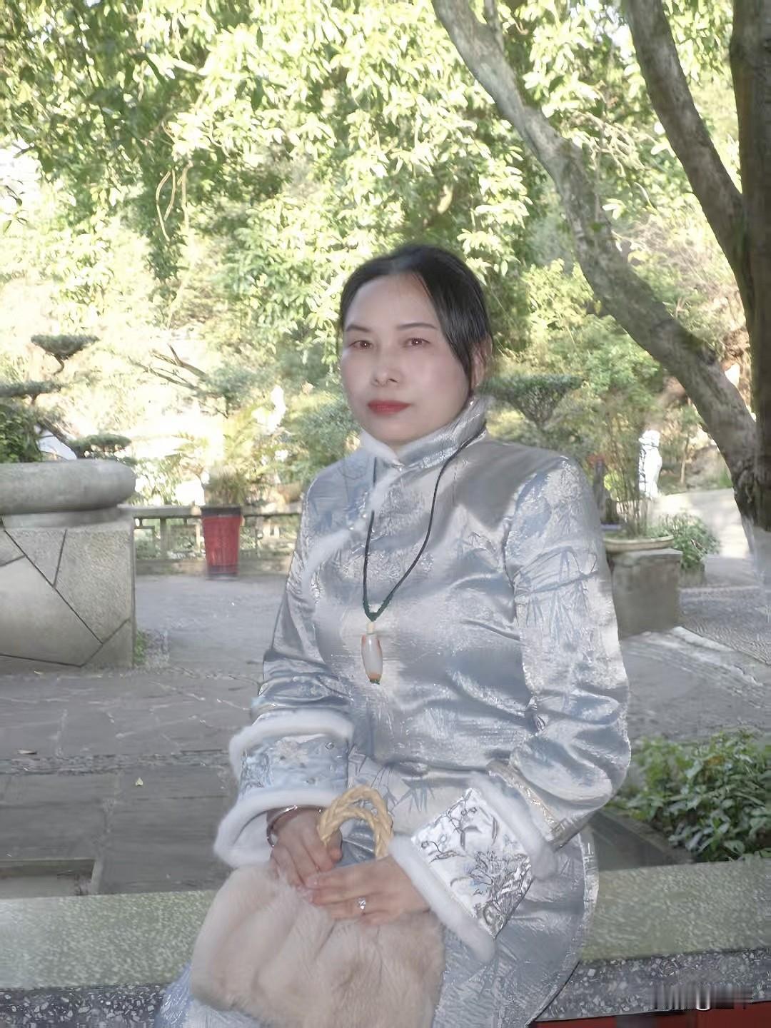 恨春迟.小园闲憩

墨琴

浅碧绫罗香暗透，云影淡、屐影凝霜。
露重叹春迟，目断