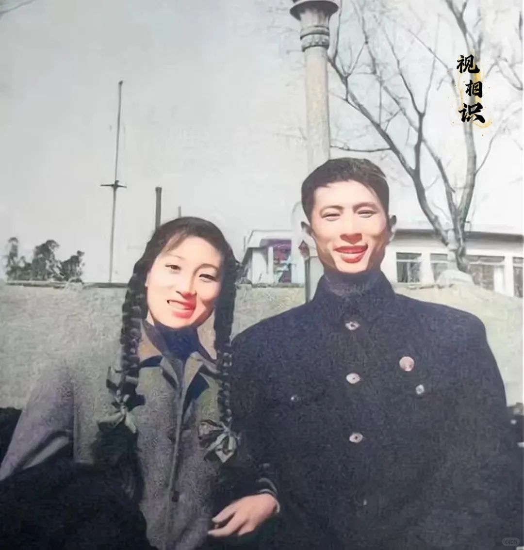 50年代，冯喆和妻子张光茹的亲密合影，当时两人正值新婚时期，镜头中的张光茹轻轻挽...
