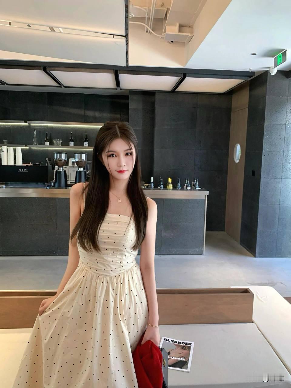 ​谁说结了婚就不能性感？看看这位少妇，依然是男人的焦点！