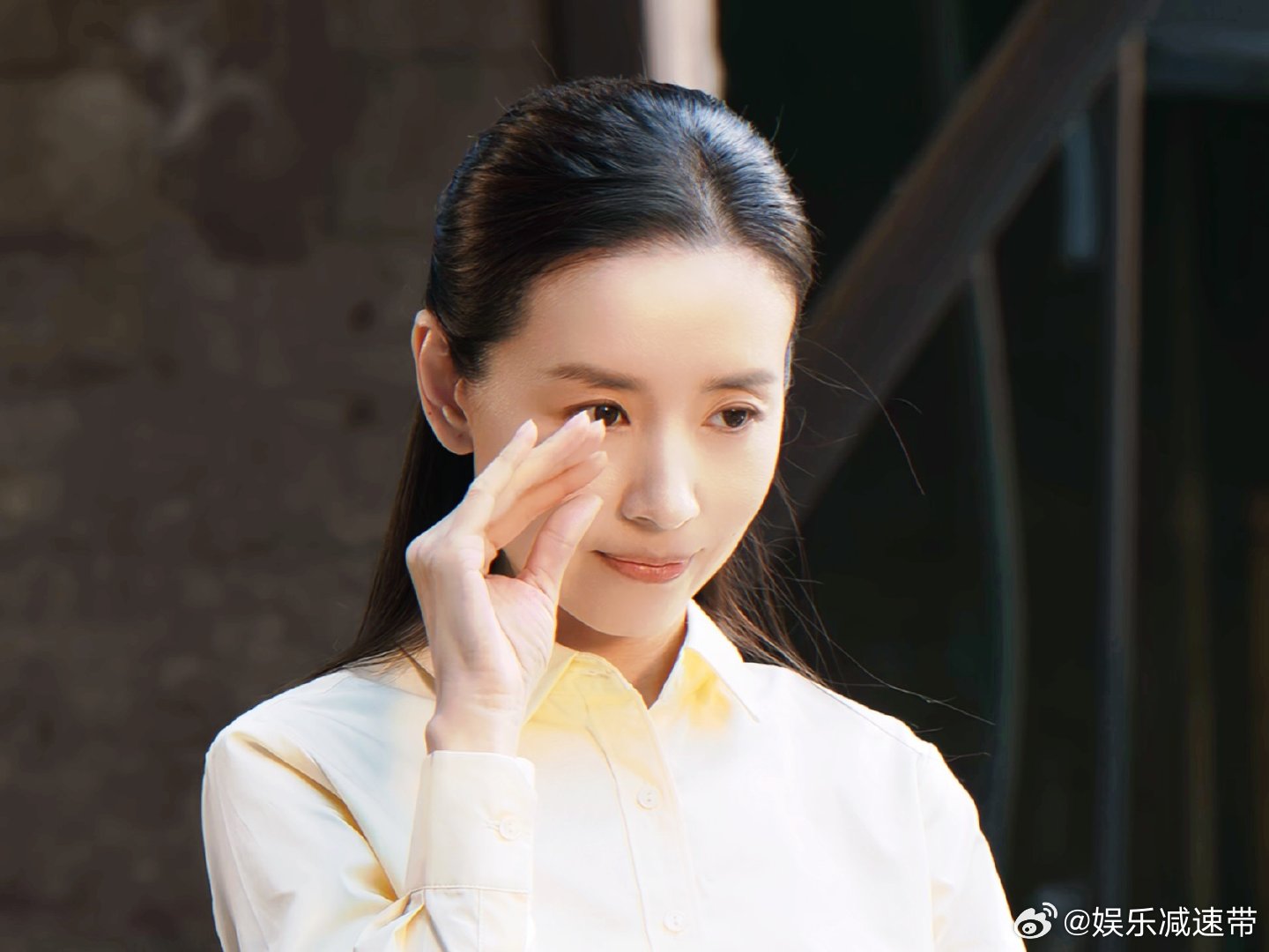 董洁演出了鼓励型老师的含金量董洁闯进白月光老师赛道 董洁的周芸老师太暖啦！温柔托