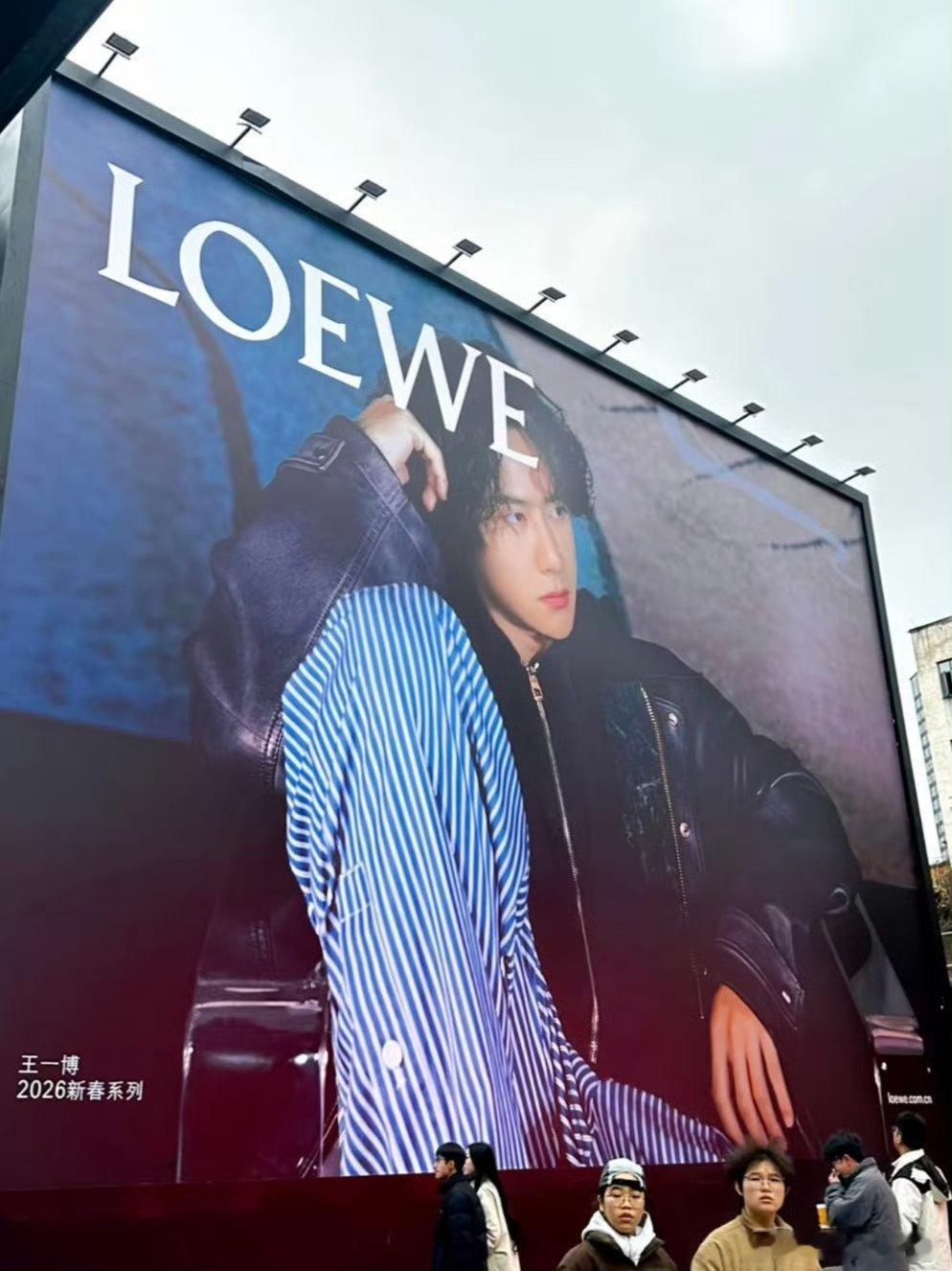 卧槽 王一博罗意威新地广啊啊啊啊 王一博好伟大的一张脸！！！真的好震撼。。。。