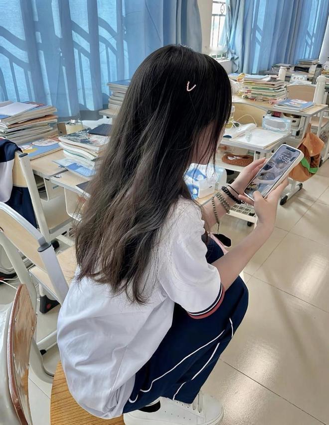 很多家长只盯着分数、排名和升学，把补课、刷题当成常态，习惯性忽视孩子的情绪。不允