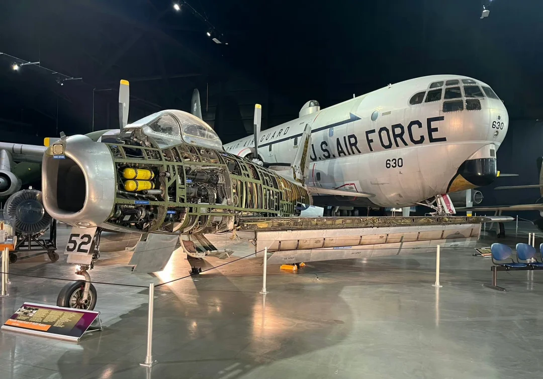 F86佩刀战斗机内部结构教具展示