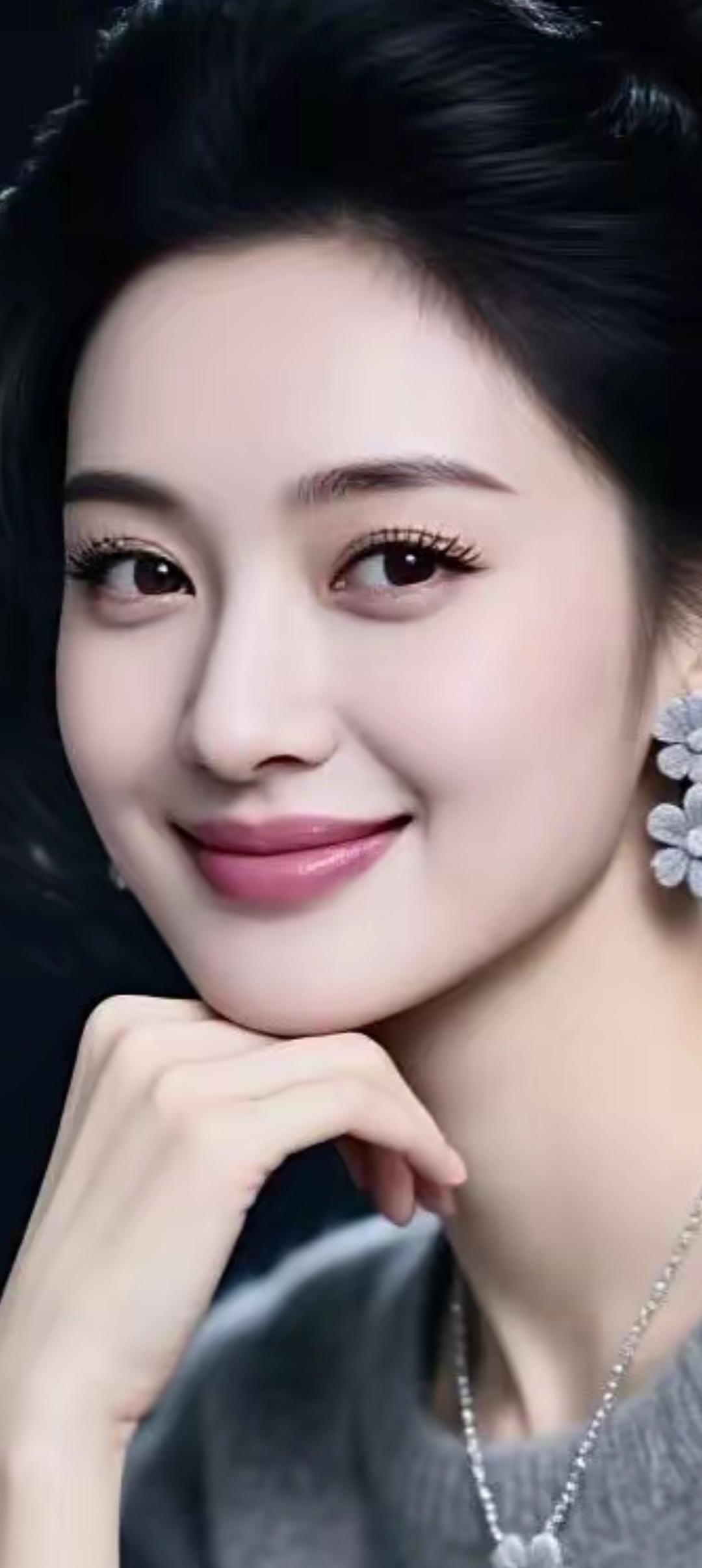 温柔微笑，优雅气质，花饰耳环，时尚穿搭