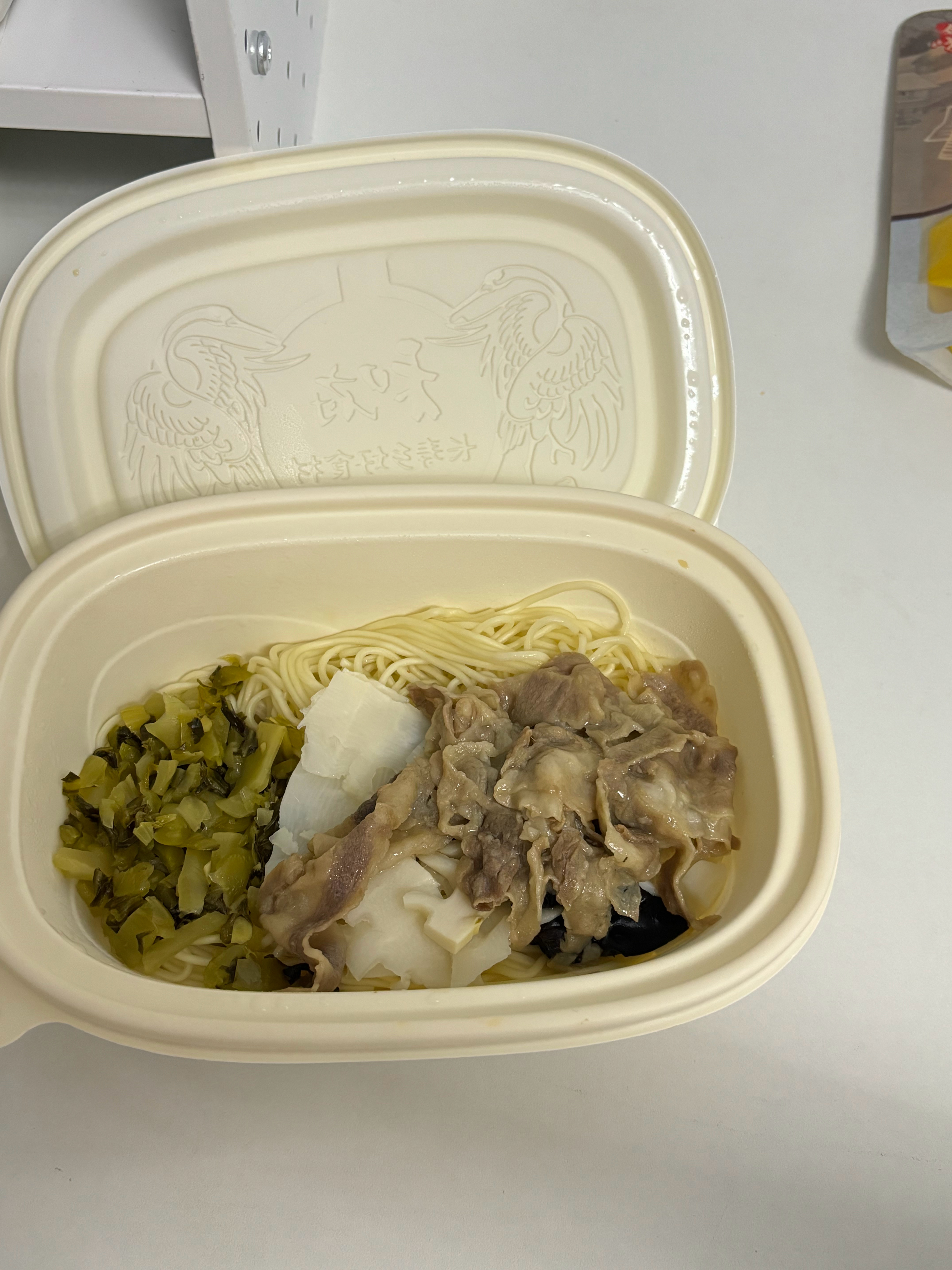 邓佳鑫完全就是江北白幼瘦，这和府捞面的外卖都不够我叉个两筷子的，他还能就着这点东