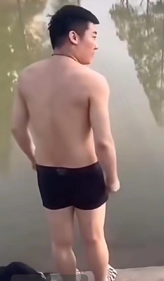 男子溺亡被同伴运回家摆睡姿，家属3天后才发现遗体已腐烂  
同伴未告知家属溺亡男