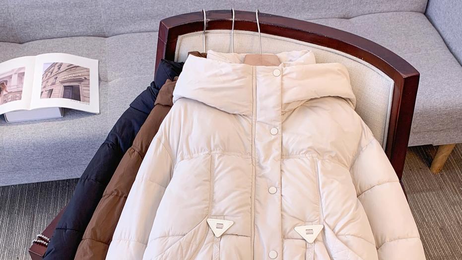 羽绒服和棉服在保暖性和防潮性能方面的比较。

在相同重量的情况下，羽绒服通常更保