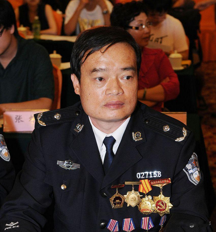 1990年，24岁的缉毒警察明正彬，打入毒贩内部。哪料，在一次交接货时，一名警察