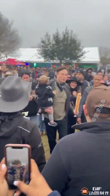 原来国外也有赶集的，难以相信这么大的老板居然和我一样也吃10元一串的土豆片[灵光