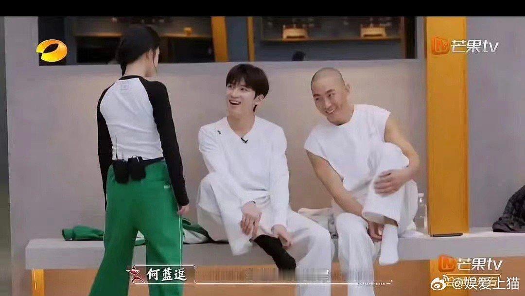 王星越被何蓝逗说脚臭，好像前几天还被女演员说过口臭，忘记谁说的了 ​​​