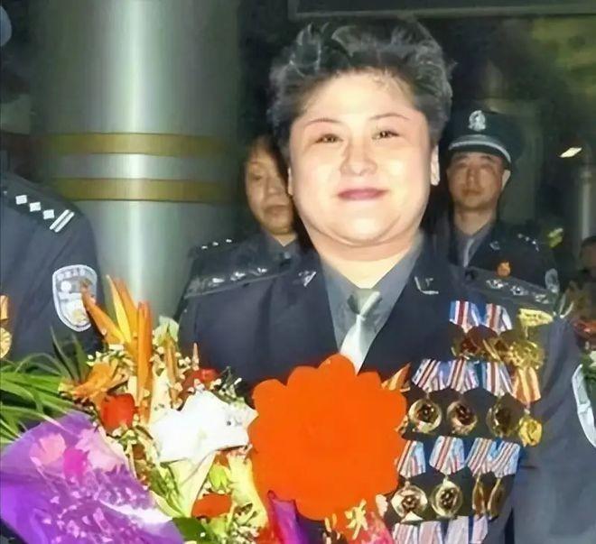 1988年，郑州一位年轻女子突然被两名大汉强行塞进了出租车。就在车子急刹时，女子
