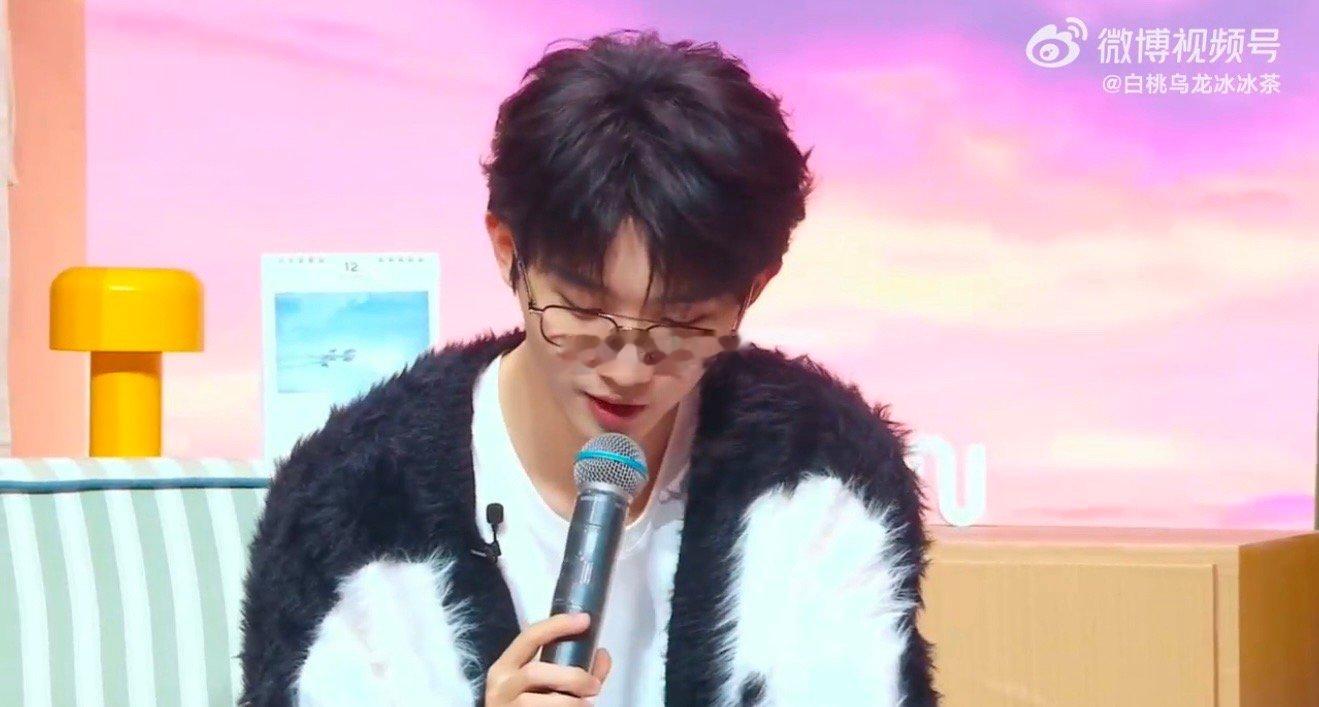 马嘉祺你真没把大家当外人 直播清流！不聊虚的直接亮秋裤，附带保暖小贴士。这种毫无