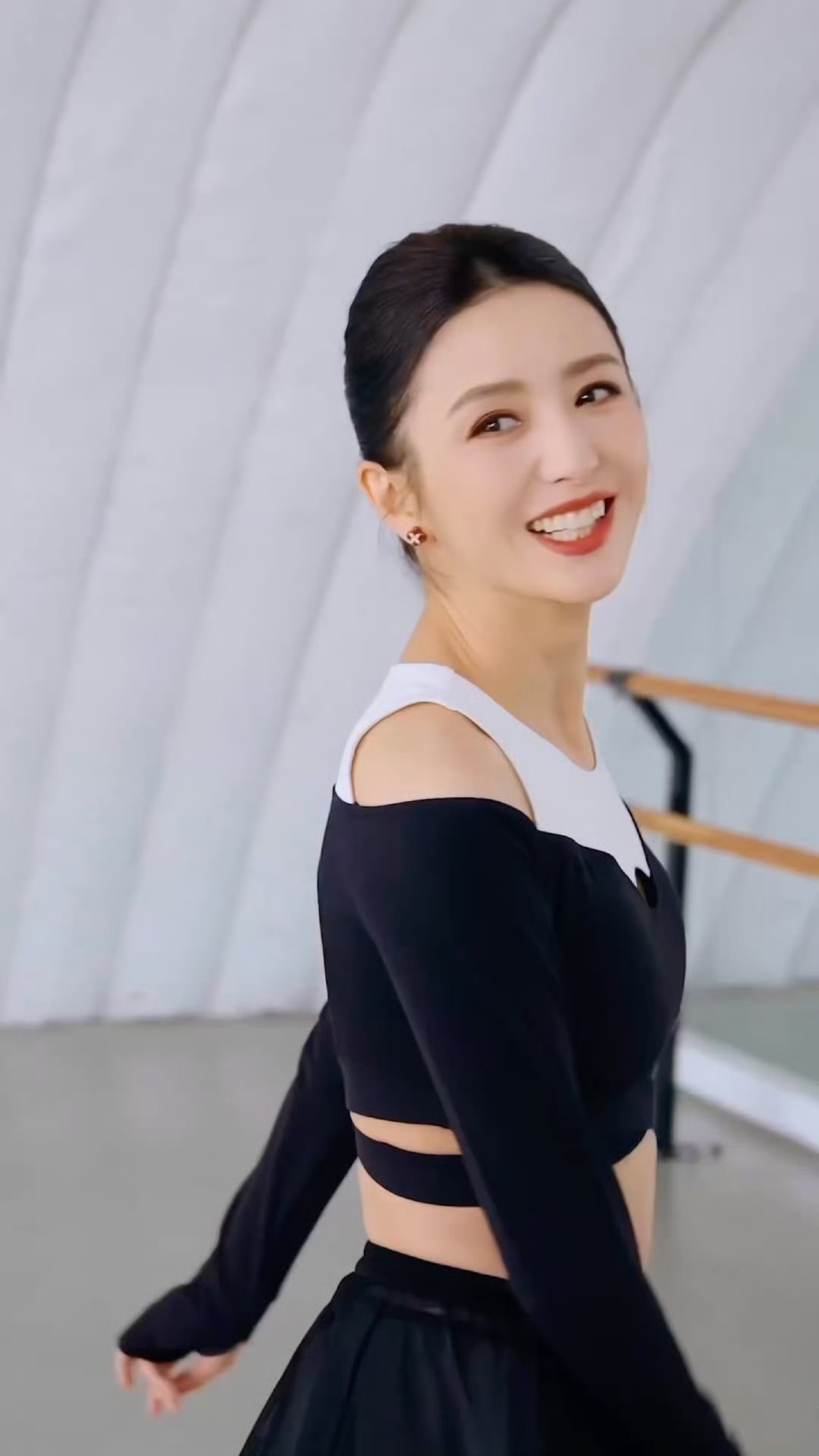 佟丽娅首轮巡演谁还没被佟丽娅的舞蹈惊艳到！从芒种到貂蝉拜月，每一支都美到封神，1