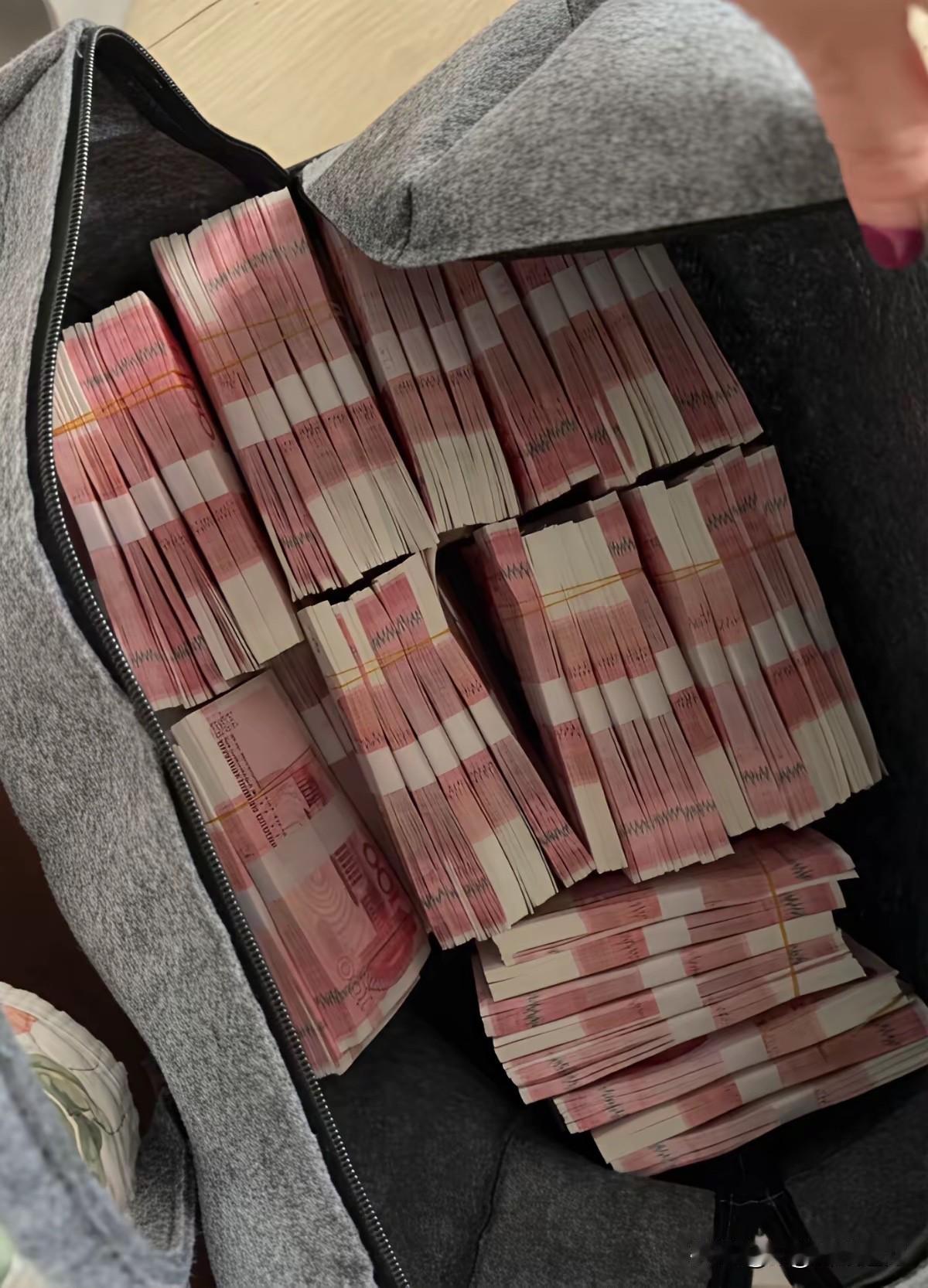 将十年前买的1公斤黄金，今天忍痛割爱，其实是见好就收，将他们卖了兑换成现金，不想