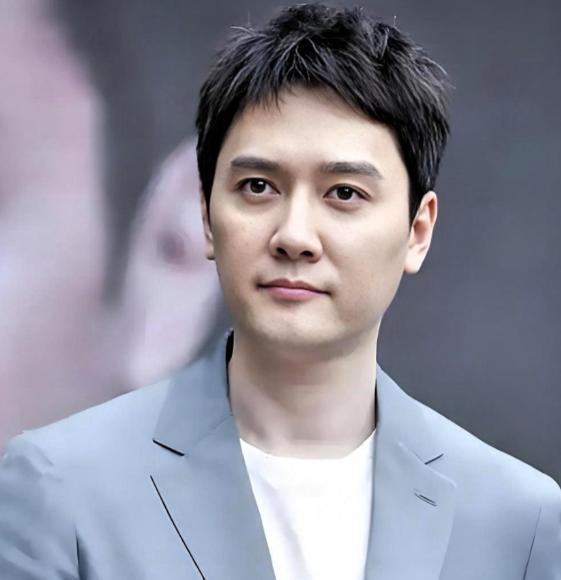 10亿家产，800万法拉利，抵不过她剥玉米的手。 冯绍峰的父亲冯月平，纺织业巨头