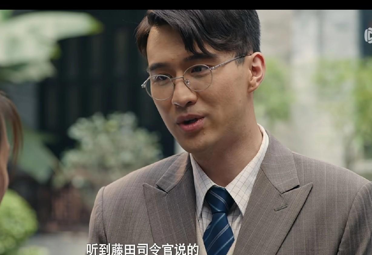 她握紧方向盘，决定独自赴死。
这不是最难的。
最难的是，对后视镜里追上来的车灯，