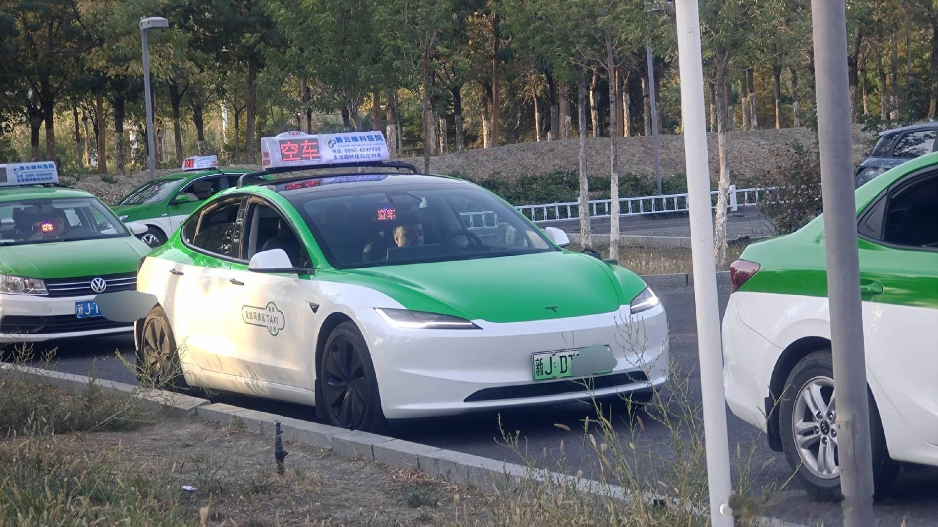 克拉玛依的特斯拉出租车，这可是冬天能到零下40度的地方，而且也是第一次见到特斯拉