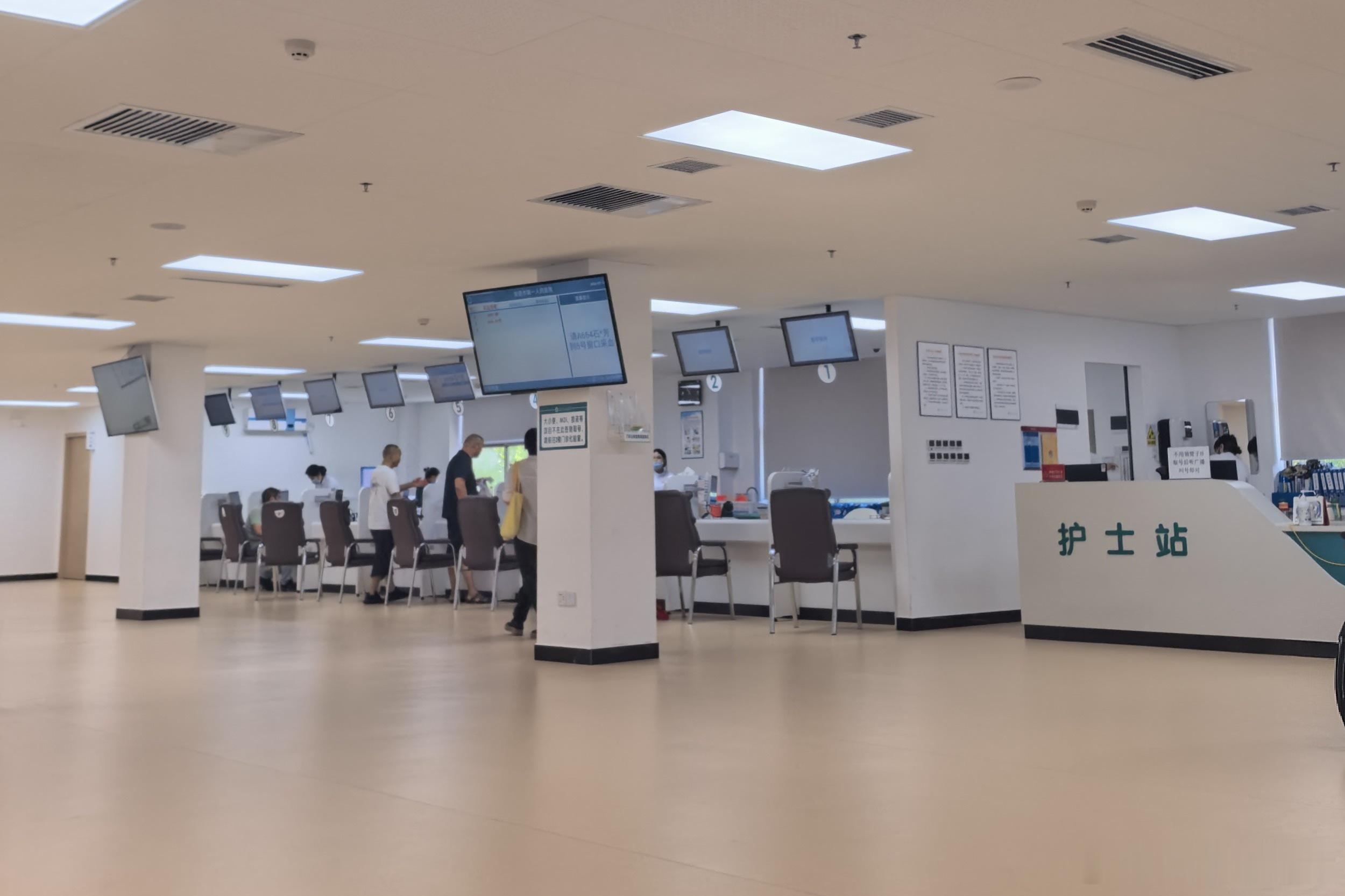 早上需空腹抽血，为了避免人多排队，我睡饱饱了过来，大厅果然空了，不用排队闻浊气，