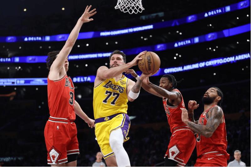 NBA常规赛今日继续激战，洛杉矶湖人坐镇主场迎战芝加哥公牛，此役最大看点当属勒布