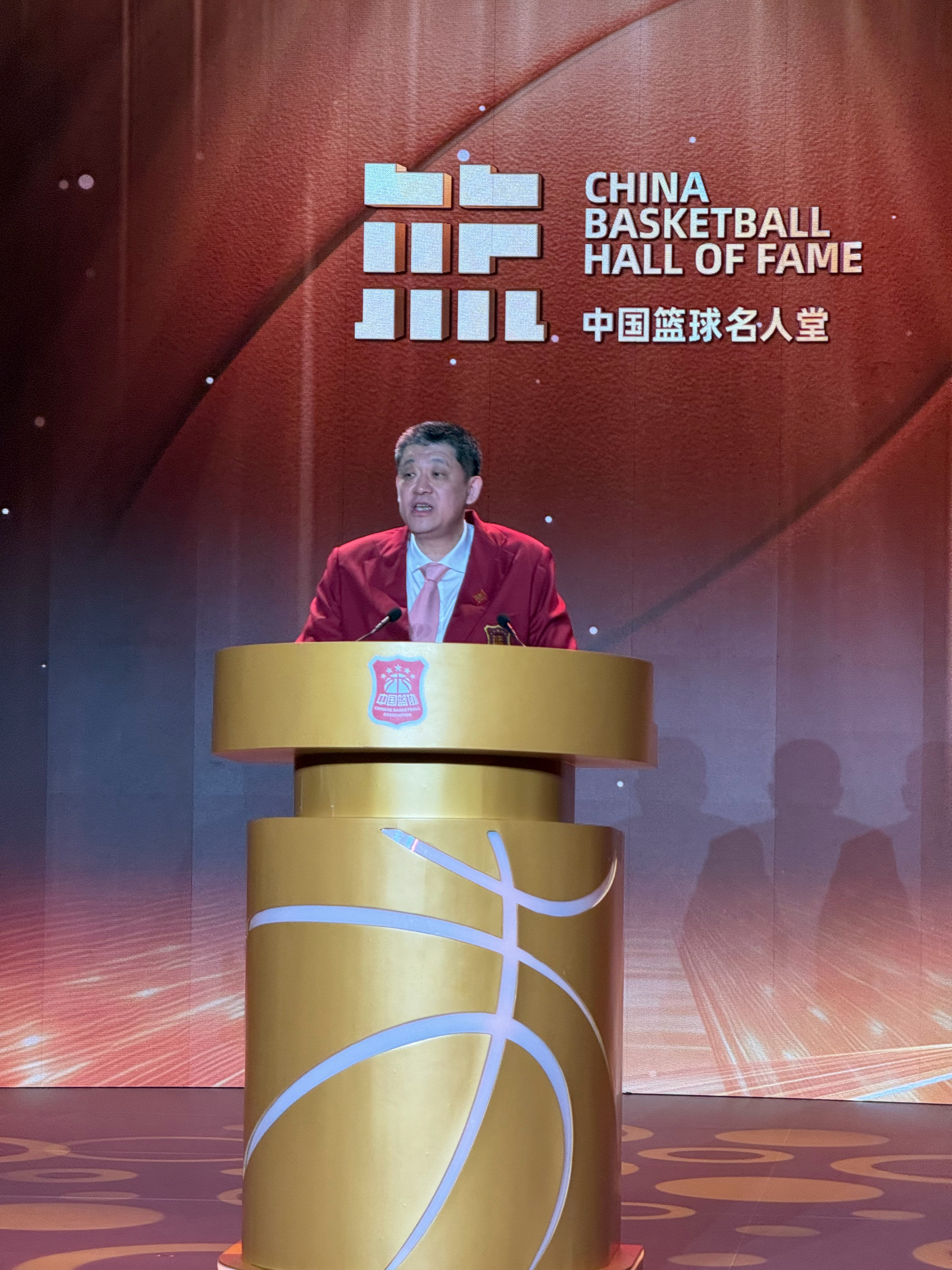 孙军在演讲中也提到了经营球队的困难，卖房子救球队、自掏腰包发工资、跑赞助跑冠名。