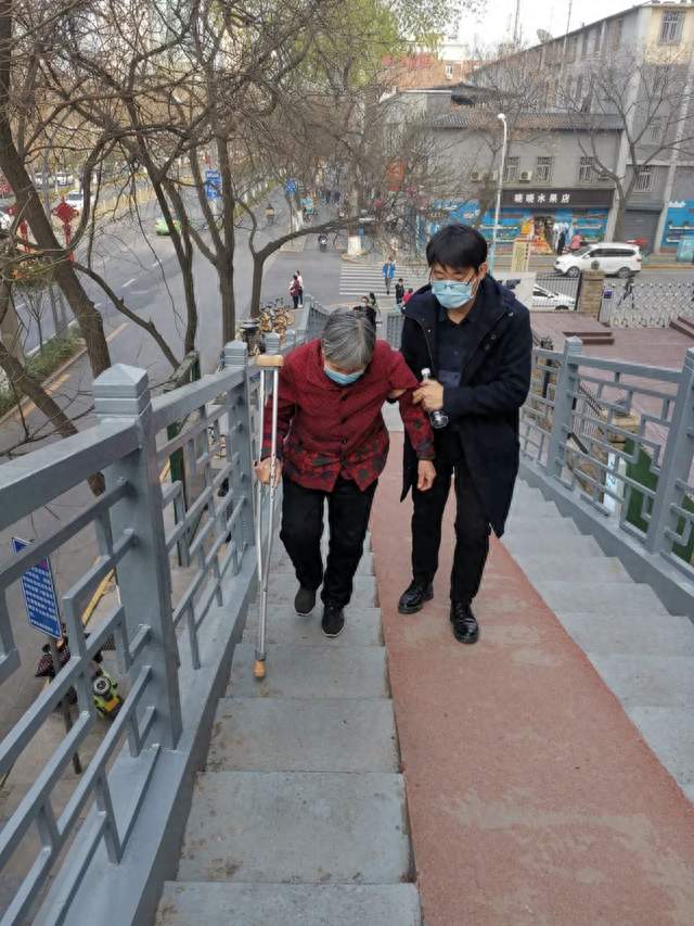 一对夫妻扛4位老人？人民日报锐评，撕开养老真相