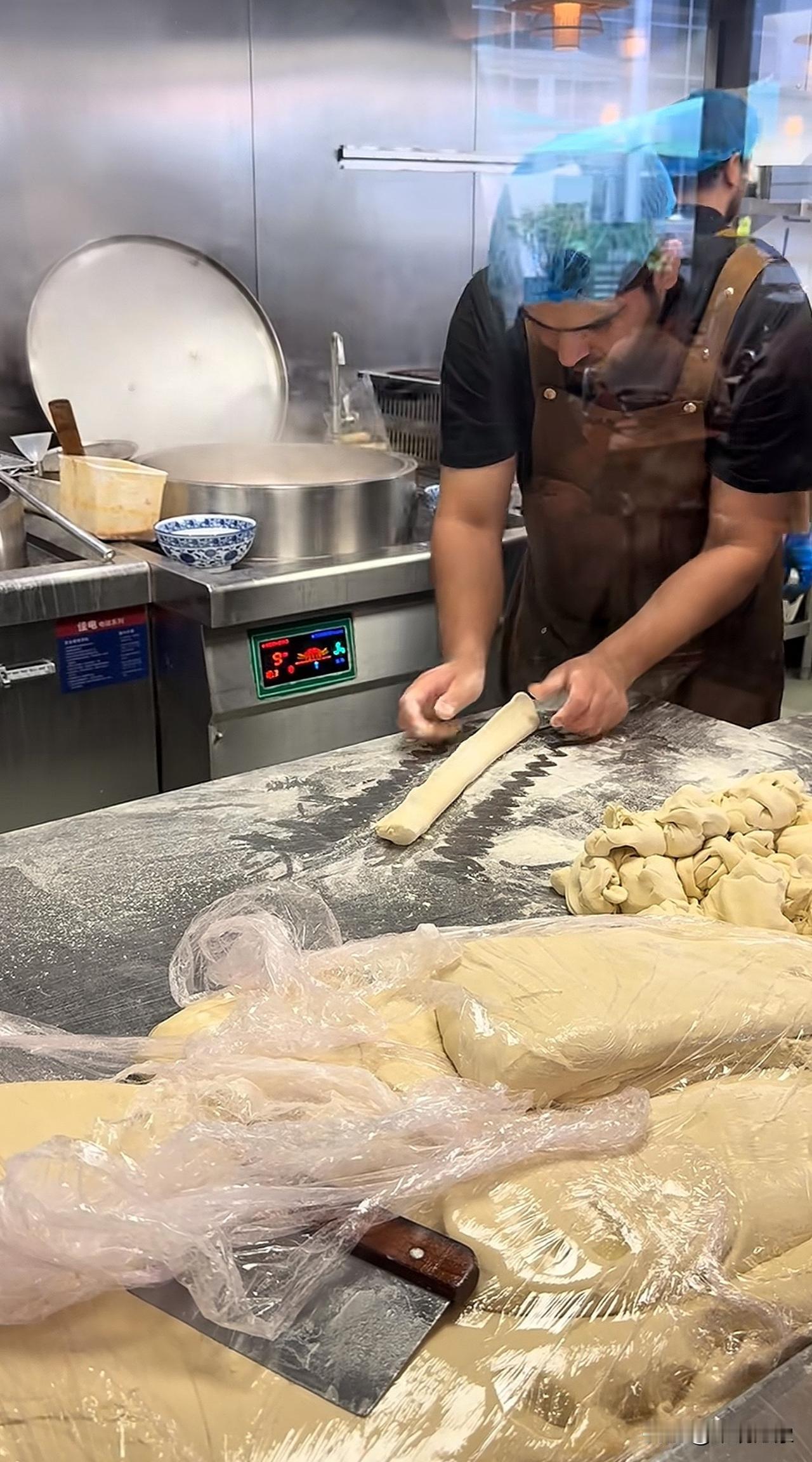 这里是英国：伦敦金味德牛肉面，当老外这样这样操作时我直接震惊了，一碗牛肉面120