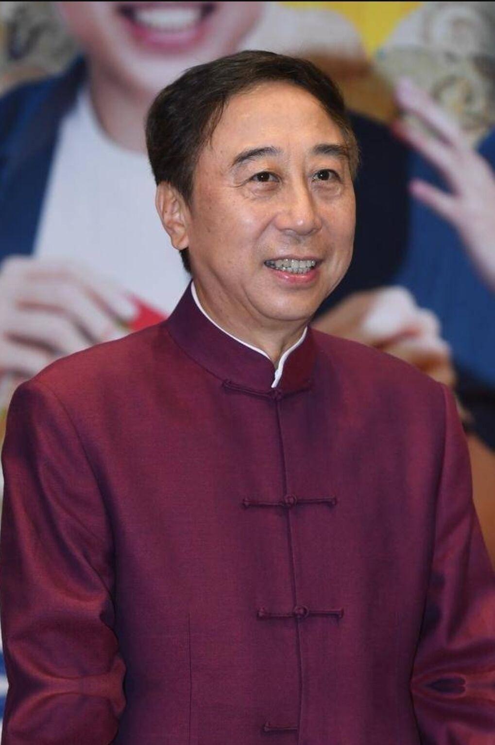 70年代冯巩与父亲、母亲及哥哥姐姐们的一张全家福。认得出哪一个是冯巩吗？2026