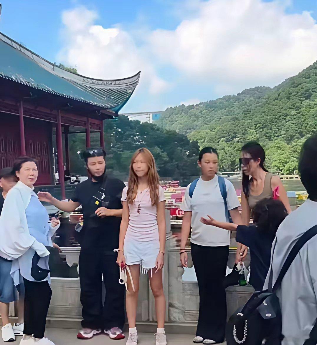 蔡少芬张晋，双双冲热搜！近日，蔡少芬张晋一家五口现身贵州青岩古镇避暑，路人镜头里