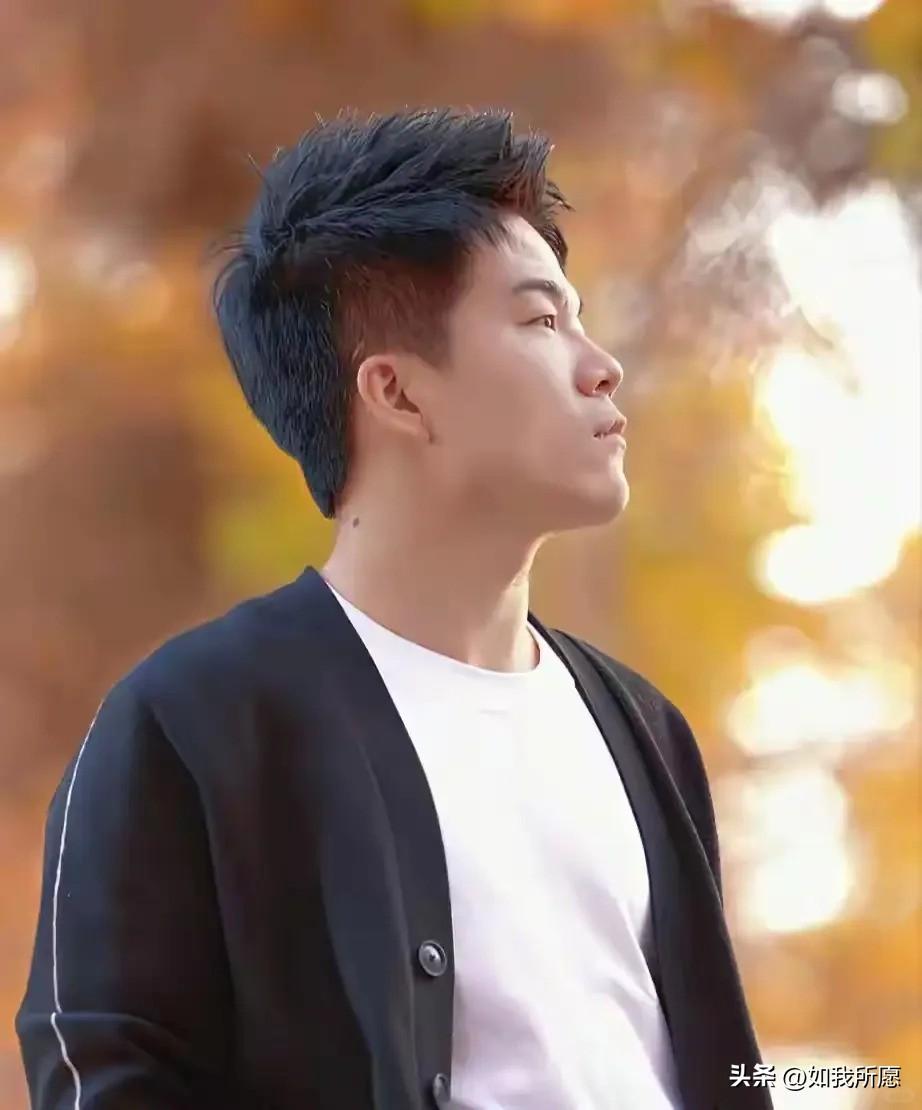 如果把董宇辉扔到古代，
他肯定是个‘社牛’级别的货郎。
别人摇拨浪鼓，他摇折扇；