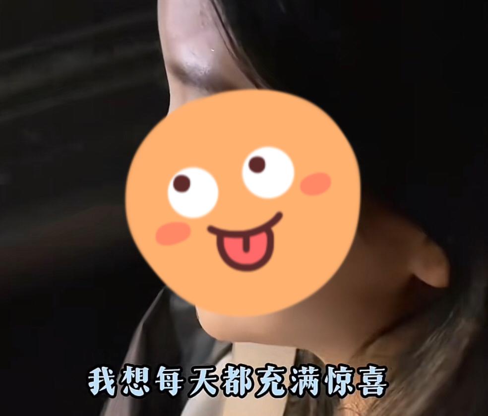 刷到一对情侣闹矛盾，女生抱怨男友不懂浪漫。女生对男生说：“我真的不想一年365天