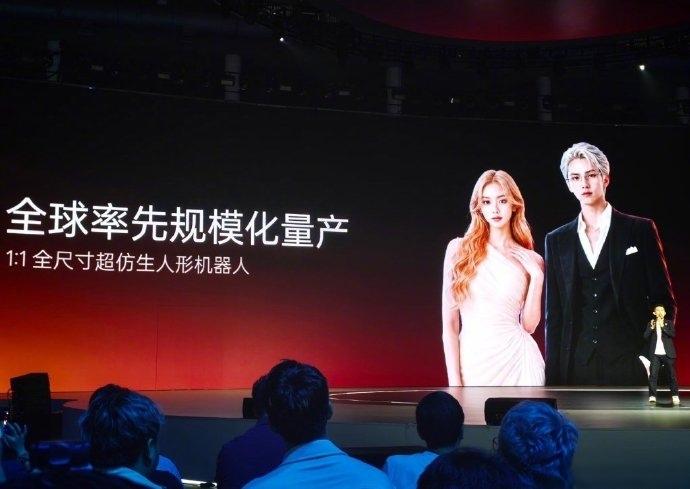 陪你哭，
逗你笑，
把你的快乐，
全承包，
情绪价值，
拉到最高，
让你天天，