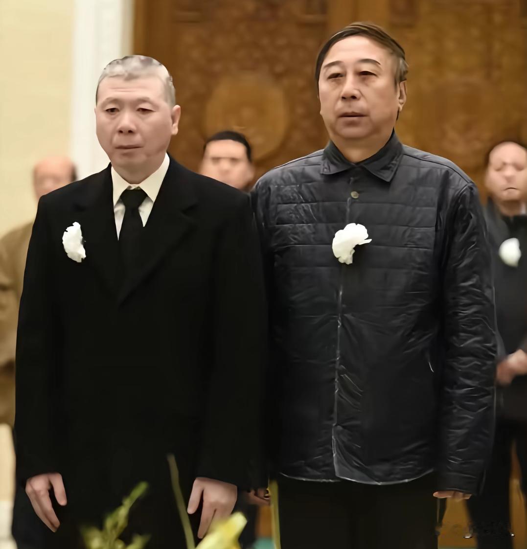2016年葛优的父亲去世，冯小刚与冯巩一同前往八宝山殡仪馆出席告别仪式，两人胸带