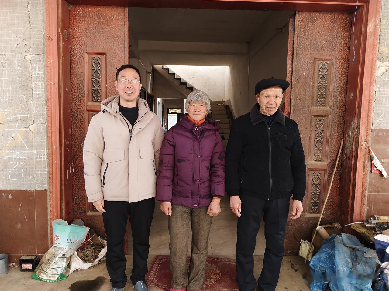 回乡探亲记
 
从广州回到邓州的第N天，我便被二哥早早叫醒，一同前往探望大舅家的