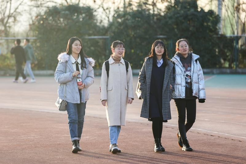 2026年3月16日，00后天才少女洪乐潼创立的AI初创公司Axiom完成2亿美